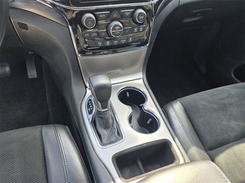 Used 2022 Jeep Grand Cherokee Laredo X image 10