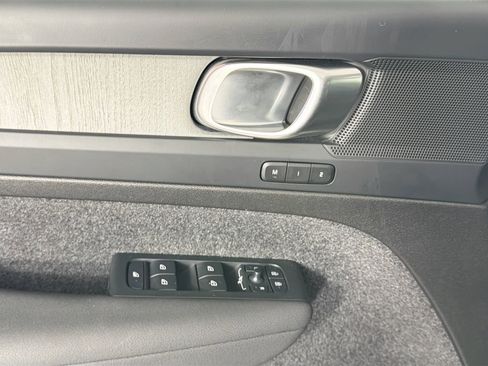 Certified 2025 Volvo XC40 B5 Core image 17