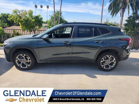 Used 2025 Chevrolet Trax LT FWD image 3