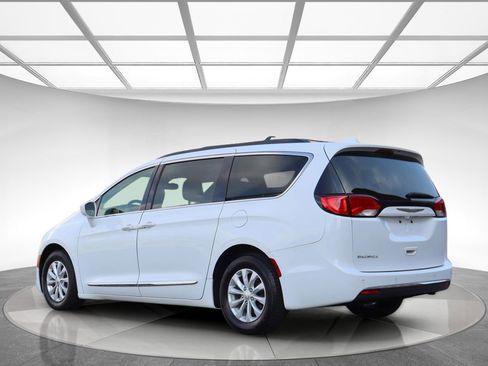 Used 2017 Chrysler Pacifica Touring-L FWD image 6