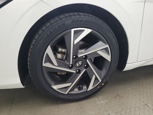 Used 2025 Hyundai Elantra SEL FWD image 31
