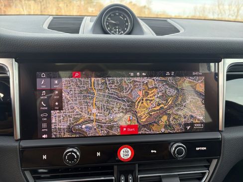 Certified 2025 Porsche Macan Base image 22