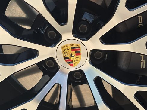 Certified 2025 Porsche Macan AWD/4WD image 18