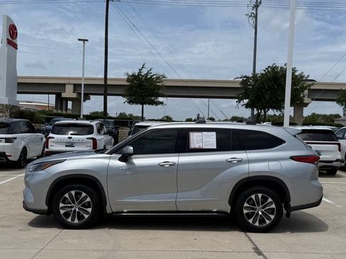 Used 2021 Toyota Highlander XLE FWD image 9