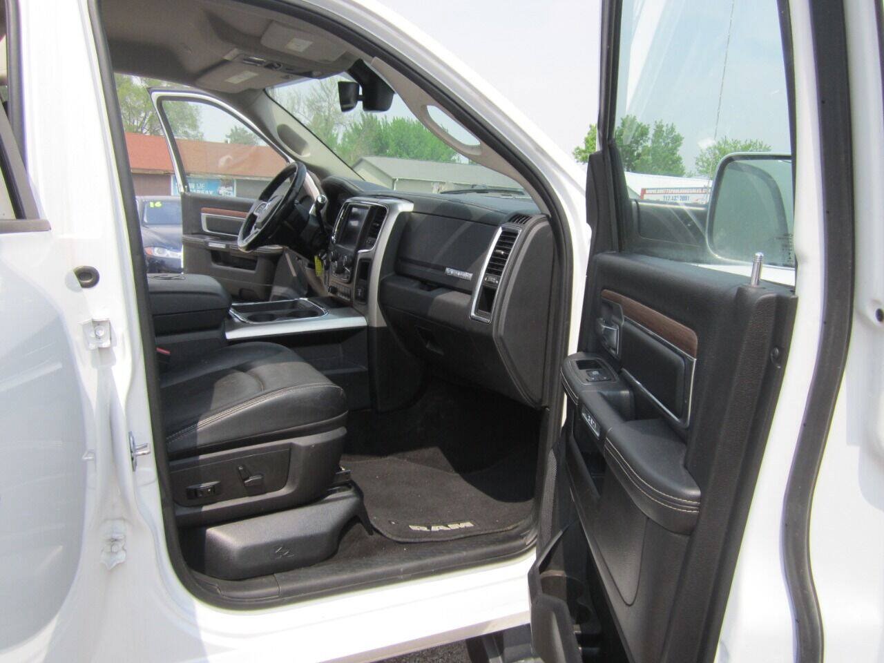 Used 2017 RAM 2500 Laramie w/ Convenience Group AWD/4WD image 10