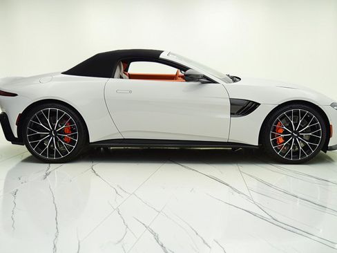 Used 2023 Aston Martin V8 Vantage Roadster RWD image 28