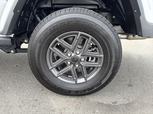 Certified 2025 Jeep Gladiator Sport image 15