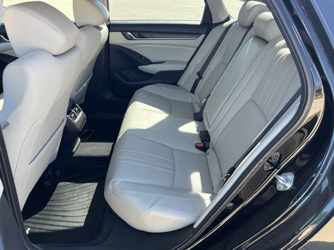 Used 2018 Honda Accord Touring image 10