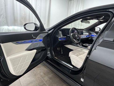 Used 2023 BMW 760i xDrive image 24