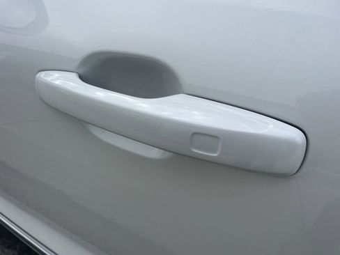 Certified 2023 Volvo XC60 B5 Plus w/ Climate Package image 19