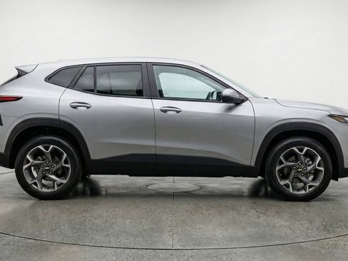 Used 2025 Chevrolet Trax LT w/ LT Convenience Package FWD image 11