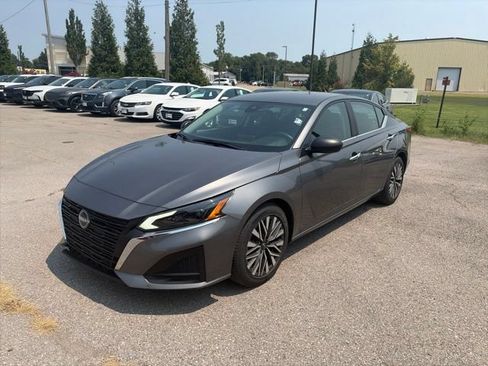 Used 2024 Nissan Altima 2.5 SV FWD image 2