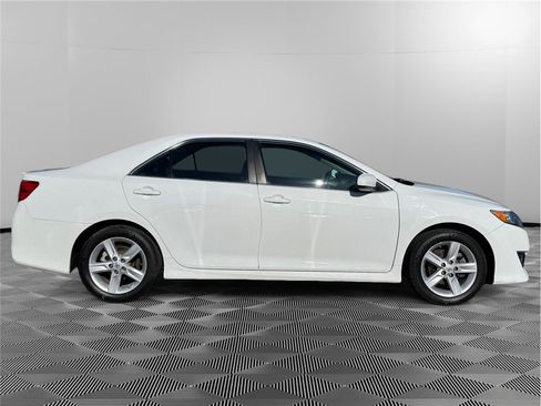 Used 2014 Toyota Camry SE FWD image 6