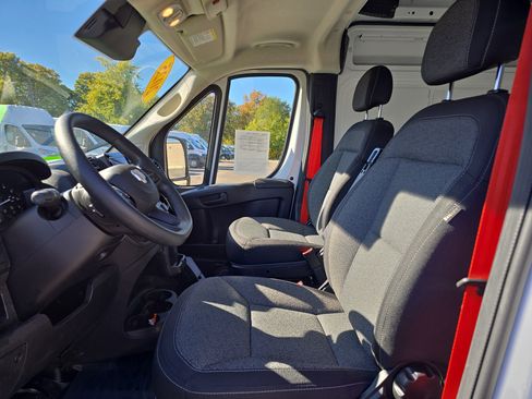 Used 2025 RAM ProMaster 2500 w/ Convenience Group image 12