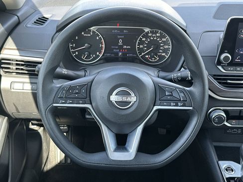 Used 2025 Nissan Altima 2.5 SV FWD image 19