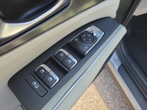 Certified 2025 Kia Sorento S w/ Panoramic Sunroof Package FWD image 19