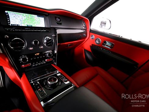 Used 2021 Rolls-Royce Cullinan Black Badge image 16
