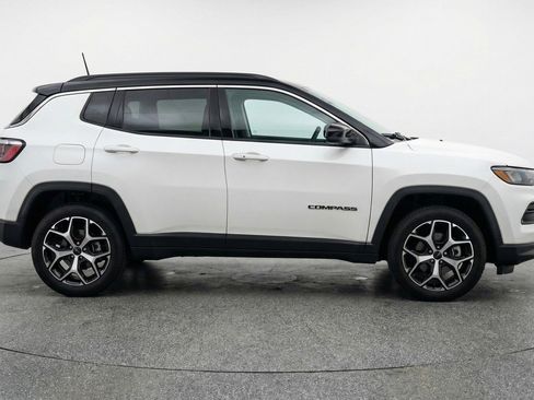 Used 2025 Jeep Compass Limited image 11