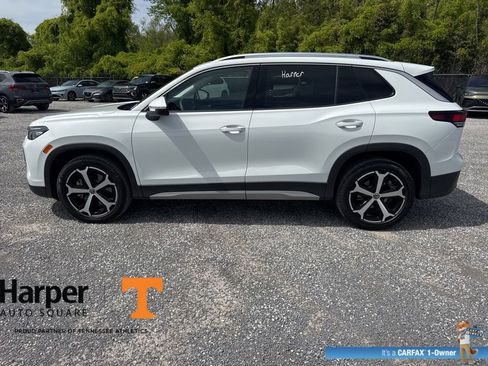 Used 2025 Volkswagen Tiguan SE w/ Panoramic Sunroof Package image 2