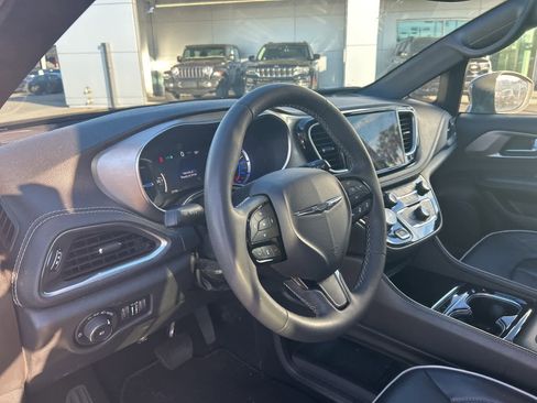 Used 2022 Chrysler Pacifica Limited w/ S Appearance Package image 17