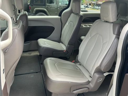 Used 2017 Chrysler Pacifica Touring-L FWD image 16