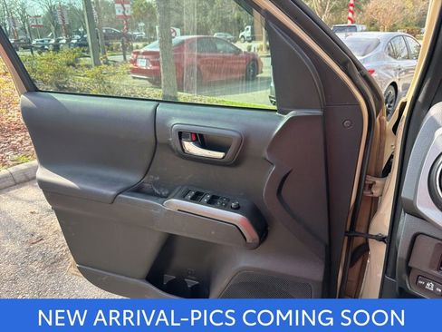 Used 2019 Toyota Tacoma TRD Sport image 4