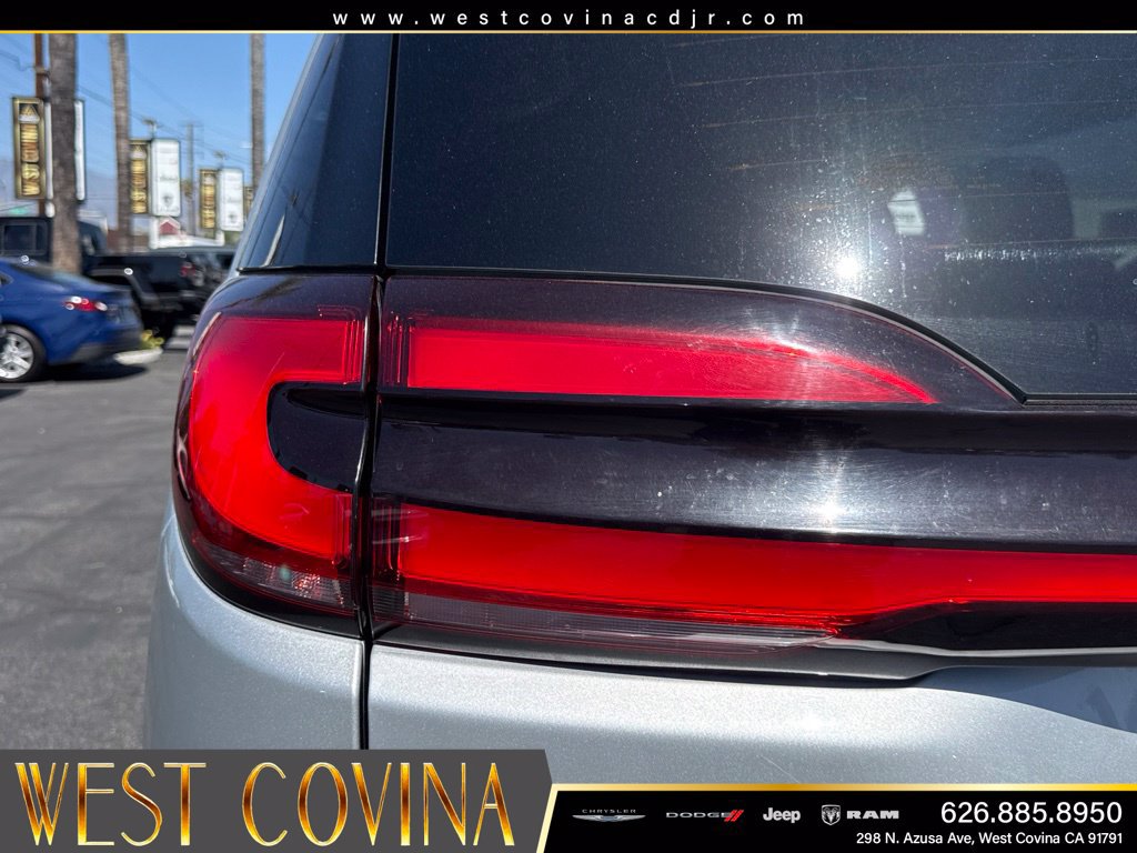 Used 2024 Chrysler Pacifica Touring-L FWD image 13