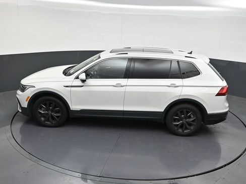 Used 2023 Volkswagen Tiguan SE w/ Panoramic Sunroof Package FWD image 16