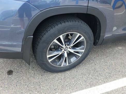 Used 2019 Toyota Highlander Plus AWD/4WD image 5