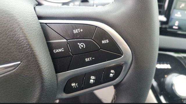 Used 2024 Chrysler Pacifica Touring-L FWD image 11