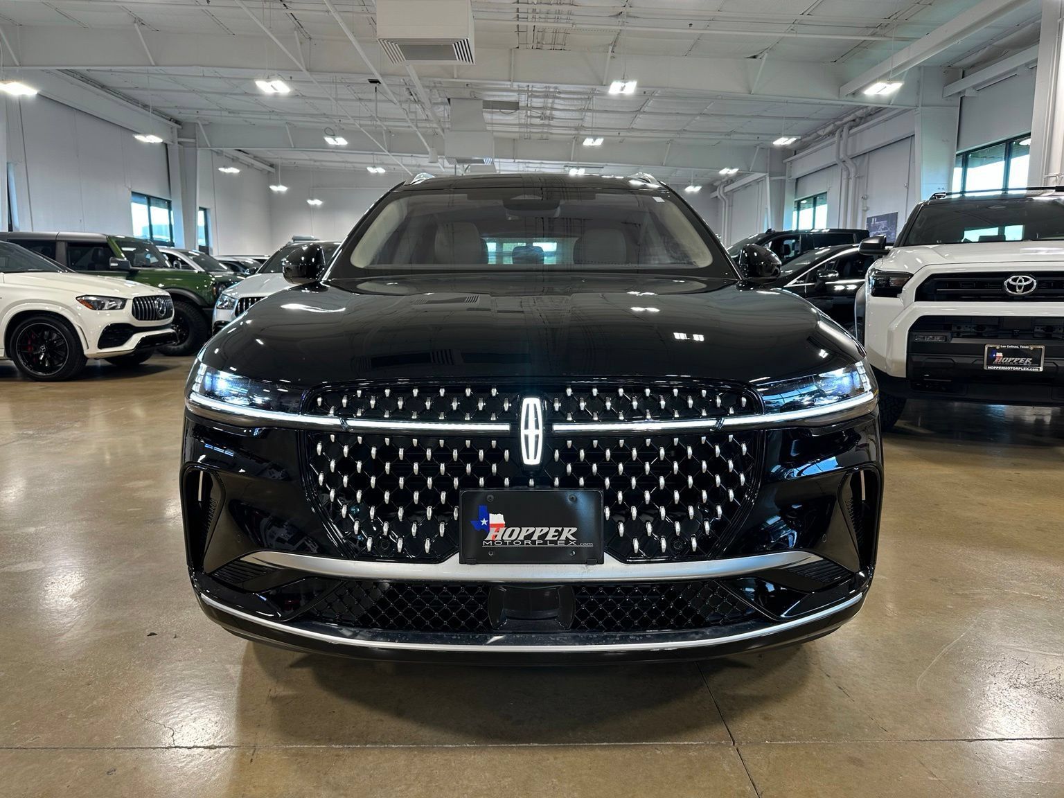 Used 2025 Lincoln Nautilus Reserve AWD/4WD image 2