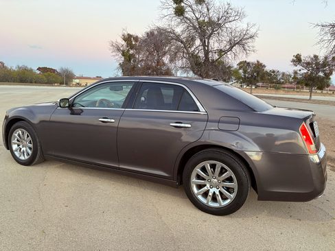 Used 2013 Chrysler 300 C image 4