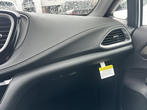 New 2026 Chrysler Pacifica Select AWD/4WD image 6