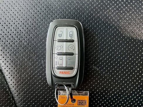 Used 2020 Chrysler Pacifica Limited w/ Tire & Wheel Group FWD image 12