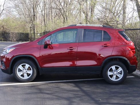 Used 2022 Chevrolet Trax LT w/ LT Convenience Package image 4