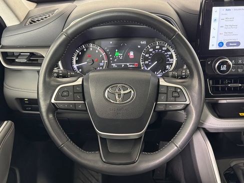 Used 2024 Toyota Highlander XLE image 25