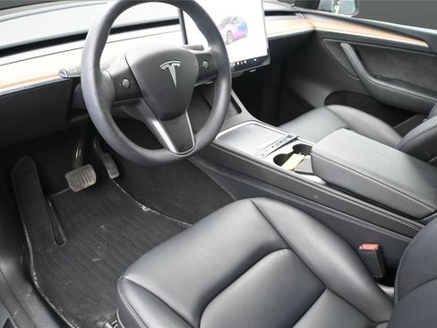 Used 2025 Tesla Model Y Long Range AWD/4WD image 2