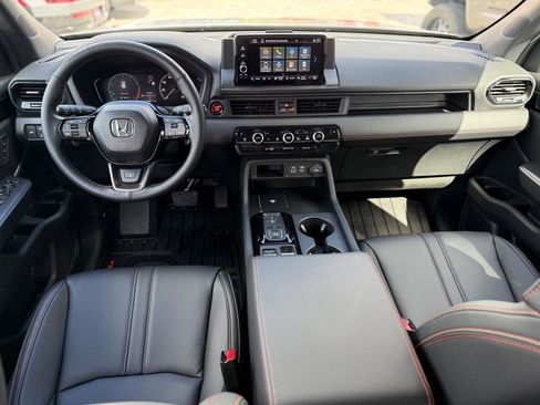 Used 2025 Honda Pilot TrailSport image 14
