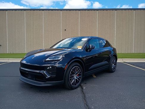 Certified 2025 Porsche Macan 4S Electric AWD/4WD image 1