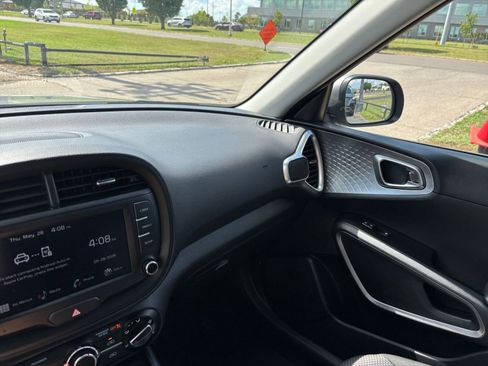 Used 2025 Kia Soul LX w/ LX Technology Package FWD image 33