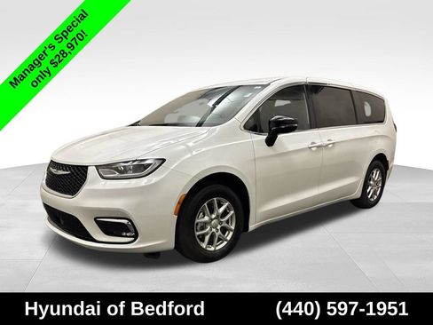 Used 2025 Chrysler Pacifica Select FWD image 1
