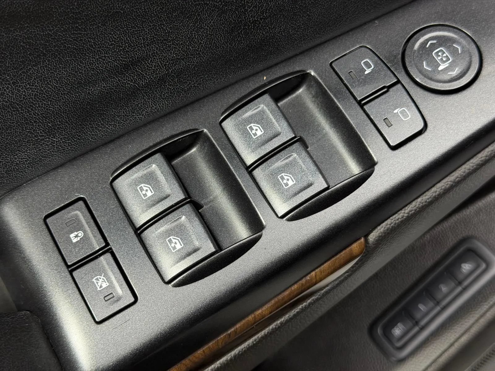 Used 2015 Chevrolet Suburban LT RWD image 30