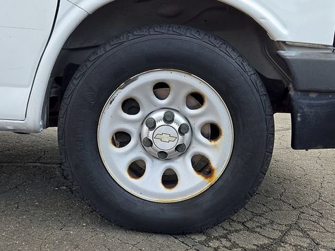 Used 2010 Chevrolet Express 1500 RWD image 12