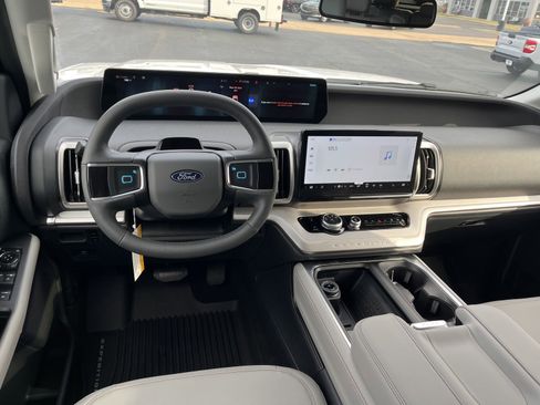 New 2025 Ford Expedition Active image 16