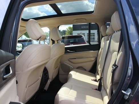 Used 2022 Jeep Grand Cherokee Limited image 24