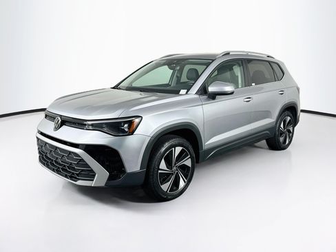 Used 2025 Volkswagen Taos SE AWD/4WD image 3