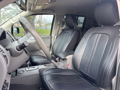 Used 2020 Nissan Frontier SV w/ Midnight Edition Floor Mats image 8