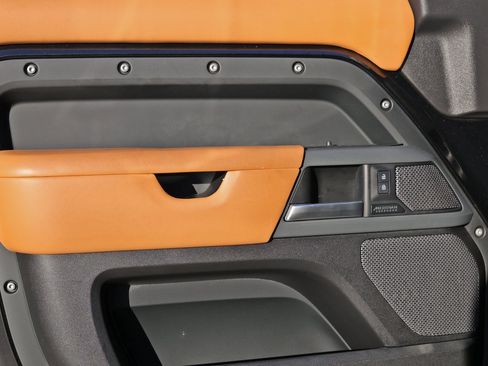 Used 2023 Land Rover Defender 110 X-Dynamic SE image 24