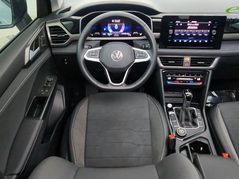 Used 2025 Volkswagen Taos SE AWD/4WD image 38