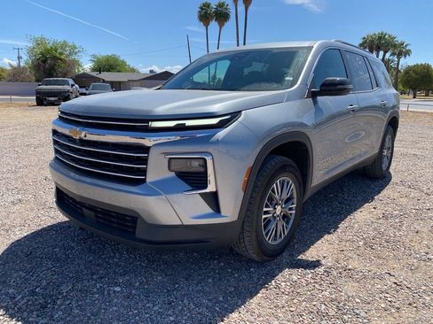 Used 2025 Chevrolet Traverse LT image 2